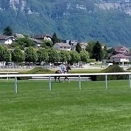 Emeraude Proche Hippodrome エクスレバン